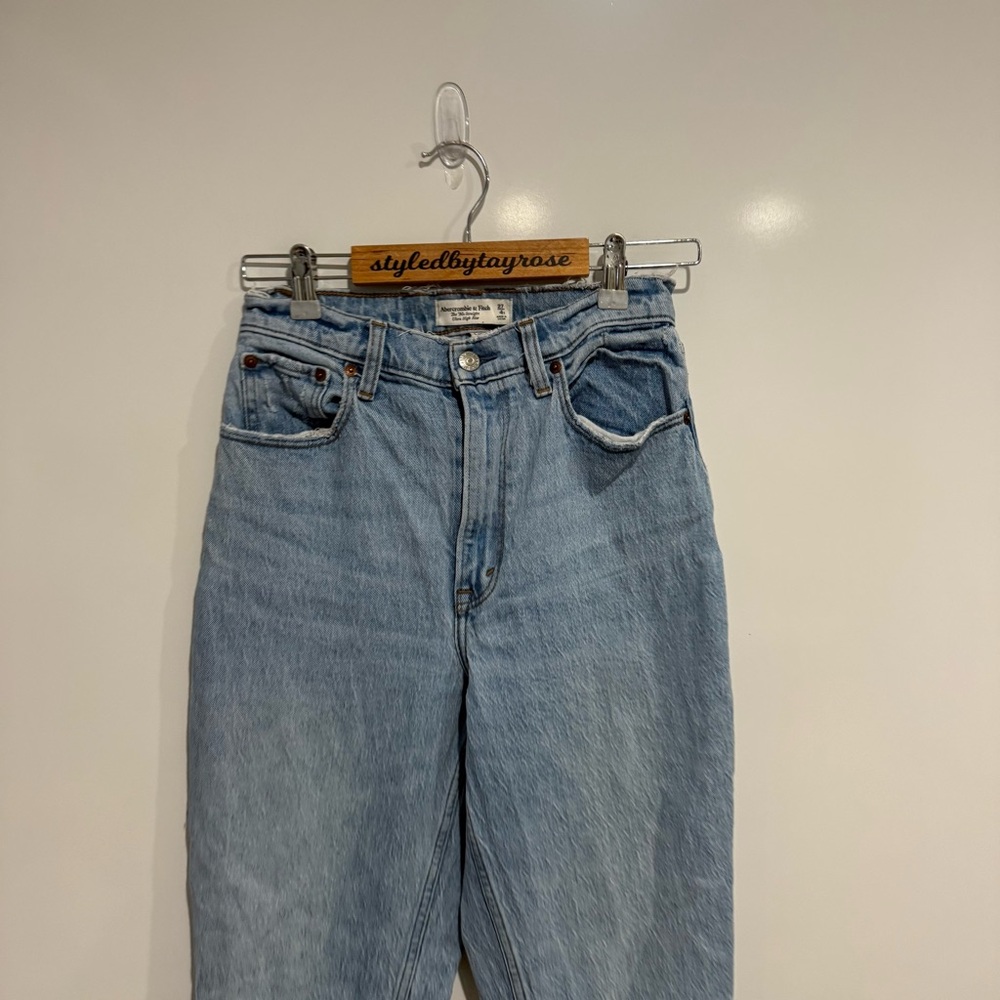 Abercrombie & Fitch Curve Love Ultra High Rise 90s Straight Jean - Picture 9 of 9